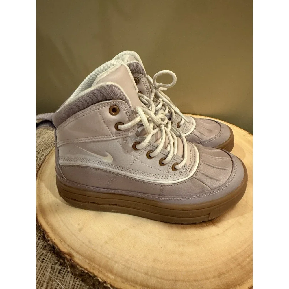 NIKE Youth Kids WOODSIDE 2 HIGH Waterproof Boots Platinum Violet (HF0767 200) 1Y